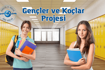 Okul koridorunda elinde kitapları ve dosyaları olan liseli iki kız öğrenci
