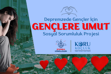 Depremde yıkılmış binalar önünde oturmuş düşünen üzgün genç bir kız