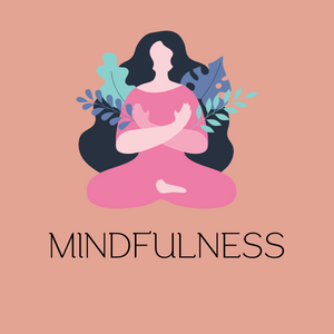 Elleri göğsünde meditatsyon yapan kadın figürü