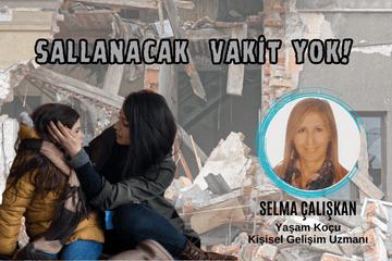 Depremde yıkılmış evlerin önünde kadın bir çocukla ilgileniyor ve yazar Selma Çalışkan
